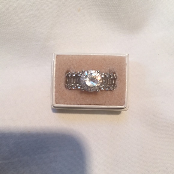 Silver Zirconia Ring - Picture 1 of 6